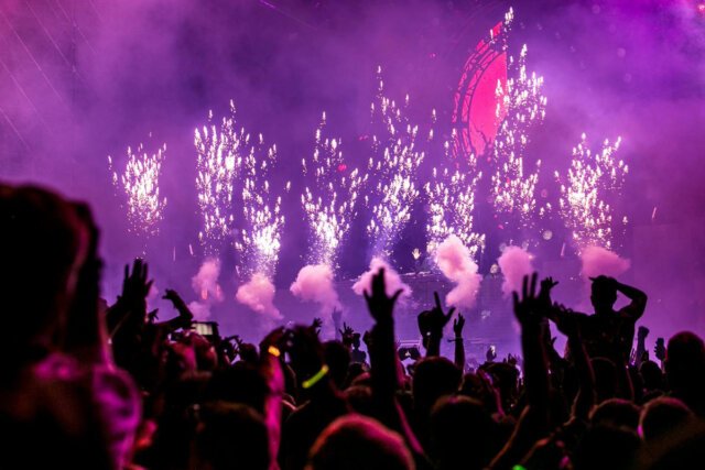 crowd at a DJ concert in Nashville for 4th of july